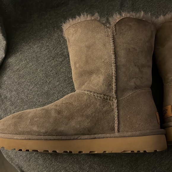 LOWEST!- Size 9 bailey button excellent condition Uggs. - Picture 5 of 15